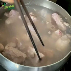 Cách làm sườn heo kho nước tương thơm ngon chuẩn mẹ nấu